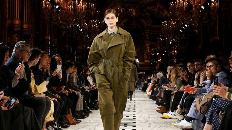 Paris Fashion Week: Ανακυκλώσιμα υφάσματα και second hand ρούχα στο show της Stella McCartney