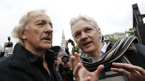 Ο John Pilger σε παλιότερη φωτογραφία του με τον Assange