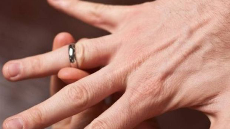 Πώς να βγάλεις ένα δαχτυλίδι που έχει κολλήσει στο δάχτυλο