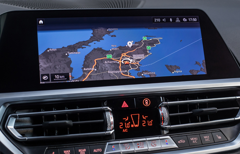 Οθόνη αφής υψηλής ευκρίνειας στην κεντρική κονσόλα...