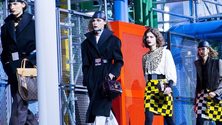 Paris Fashion Week: Το iconic fashion show του Louis Vuitton στο Λούβρο