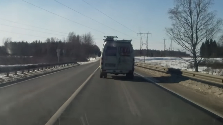 Τροχός λύνεται από ένα βαν και προκαλεί ατύχημα