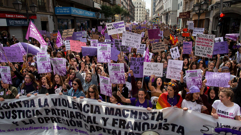 Ογκώδεις διαδηλώσεις σε Μαδρίτη, Βαρκελώνη και Παρίσι για τα δικαιώματα των γυναικών