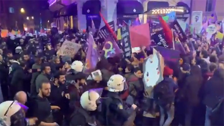 Τουρκία: Η αστυνομία έκανε χρήση δακρυγόνων εναντίον διαδήλωσης γυναικών