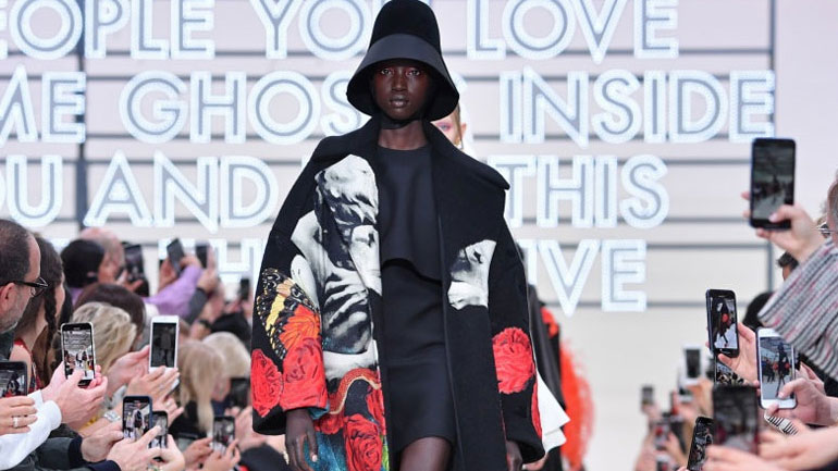 Paris Fashion Week: Aφιερωμένη στην αγάπη και την ποίηση η collection του Valentino