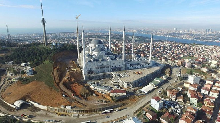 Το μεγαλύτερο τζαμί της Τουρκίας υποδέχθηκε τους πρώτους πιστούς