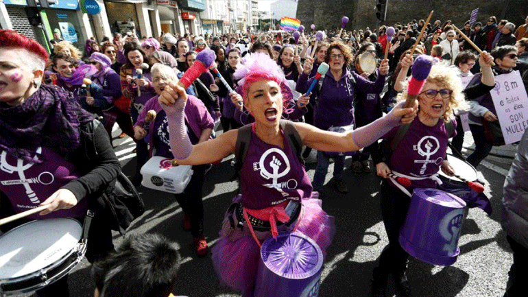 Οι Ισπανίδες τιμούν την ημέρα της γυναίκας με απεργίες, συγκεντρώσεις και πορείες