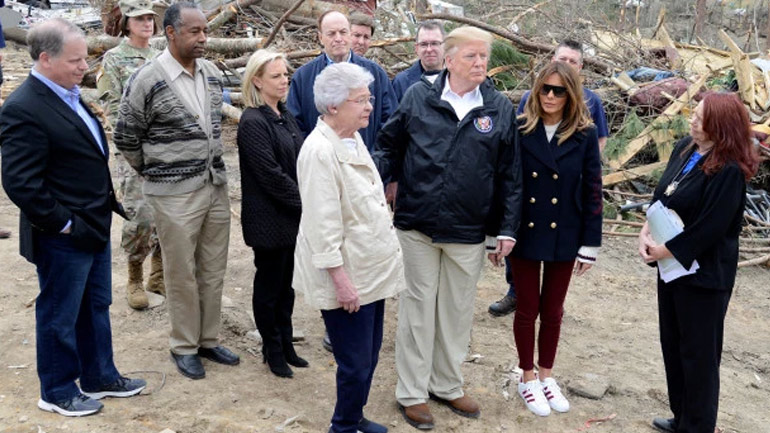 ΗΠΑ: Στις πληγείσες περιοχές της Αλαμπάμα το ζεύγος Τραμπ