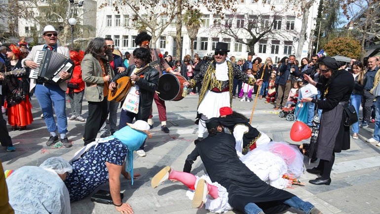 Με «μπουλούκια» και παραδοσιακούς χορούς γιόρτασε η Λάρισα την Αποκριά