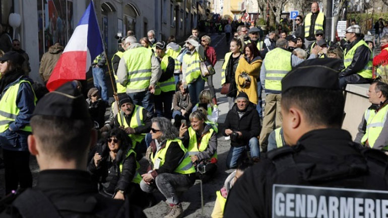 Γαλλία: Τα «κίτρινα γιλέκα» πασχίζουν να αναζωογονήσουν το κίνημά τους