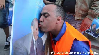 Μετρημένοι στα δάχτυλα οι οπαδοί του αλγερινού προέδρου