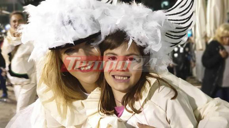 Πάτρα: Πάνω από 40.000 καρναβαλιστές ξεχύθηκαν στους κεντρικούς δρόμους της πόλης