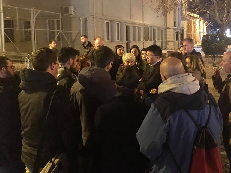 Θεσσαλονικείς "περικυκλώνουν" τον Leon Lee, απευθύνοντας τη μία ερώτηση μετά την άλλη, εκφράζοντας παράλληλα τα συγχαρητήριά τους