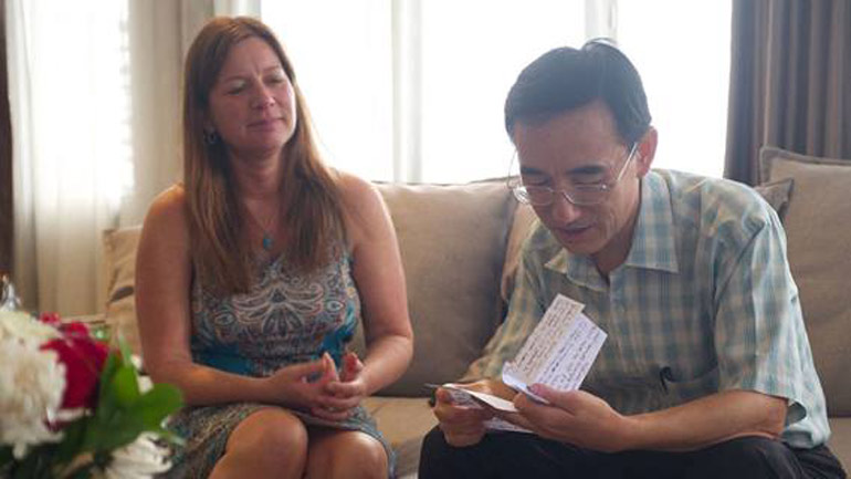 Συγκινημένη η Αμερικάνα Julie Keith γνωρίζει από κοντά τον αποστολέα του γράμματος που έλαβε τυχαία. Η αντίδραση της, μπορεί να έσωσε εκατομμύρια ζωές...