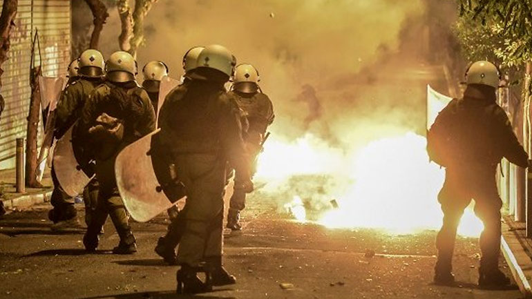 Επιθέσεις με βόμβες μολότοφ τα μεσάνυχτα γύρω από το Πολυτεχνείο