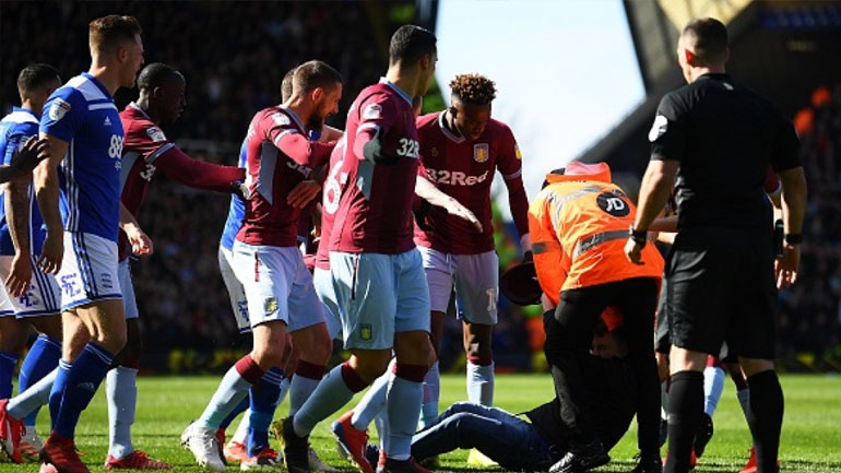 Aγγλία: Οπαδός εισέβαλε στον αγωνιστικό χώρο και γρονθοκόπησε παίκτη της Άστον Βίλα