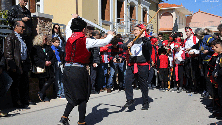 Εντυπωσίασε και φέτος το έθιμο της «Μόστρας» στη Χίο