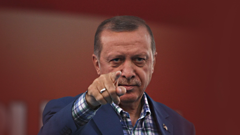 Αψηφά τους Αμερικανούς και συσπειρώνει ψηφοφόρους