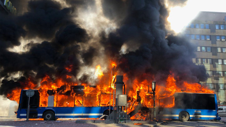 Στοκχόλμη: Έκρηξη σε λεωφορείο έπειτα από πρόσκρουση του οχήματος σε τούνελ