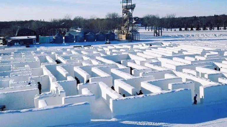 Ζευγάρι στον Καναδά δημιούργησε τον μεγαλύτερο λαβύρινθο από χιόνι