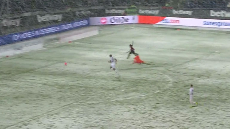 Απίστευτη φάση: Το… χιόνι στέρησε σίγουρο γκολ από το Ανόβερο!