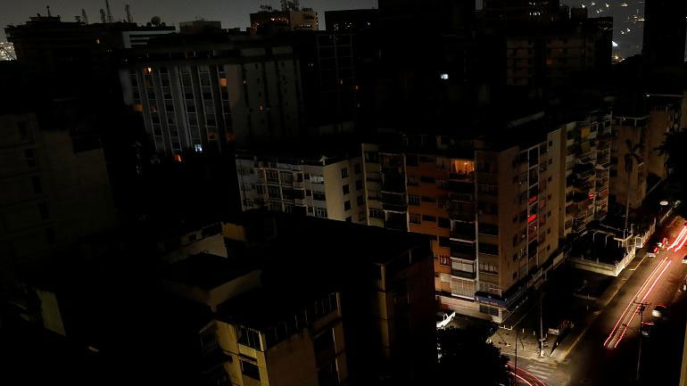 Βενεζουέλα: Χιλιάδες άνθρωποι πασχίζουν να βρουν τηλεφωνικό δίκτυο που λειτουργεί μετά το γενικό μπλακ άουτ