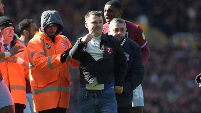 Στη φυλακή ο ανεγκέφαλος οπαδός που γρονθοκόπησε τον παίκτη της Άστον Βίλα