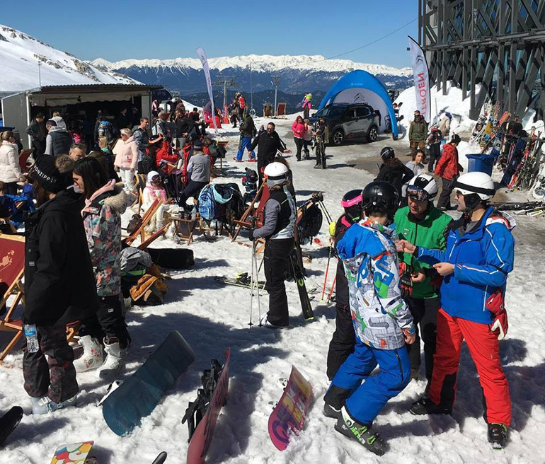 Χιονοδρομικό κέντρο Παρνασσού και στο βάθος το Citroren C5 Aircross