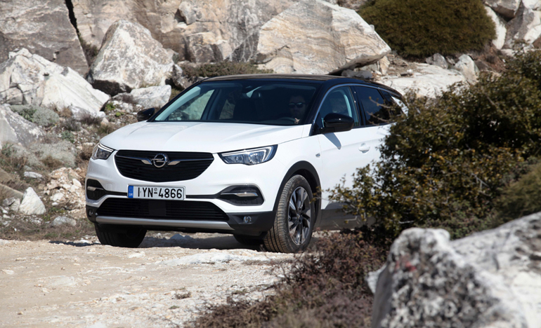 Ερχόμαστε από παντού και εκεί που δεν το περιμένεις... (φωτό του Χάρη Γκίκα με το Opel Grandland X)