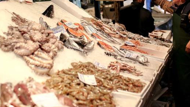 Ανοιχτά τα καταστήματα στη Βαρβάκειο ψαραγορά και την Αγορά του Καταναλωτή στου Ρέντη