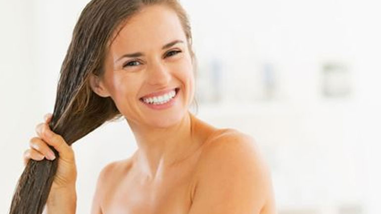 DIY μάσκα με λάδι καρύδας για λαμπερά μαλλιά