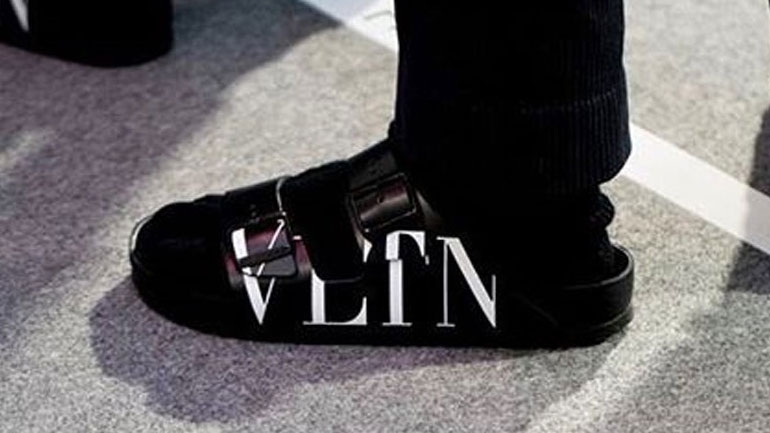 Ο οίκος Valentino κυκλοφορεί δύο νέα signature sandals σε συνεργασία με την «Birkenstocks»