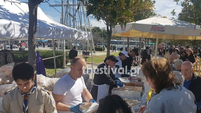 Θεσσαλονίκη: Ουρές για δωρεάν σαρακοστιανά στην Τούμπα
