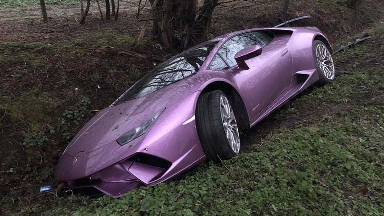 Μοβ Lamborghini κατέληξε στο χαντάκι!