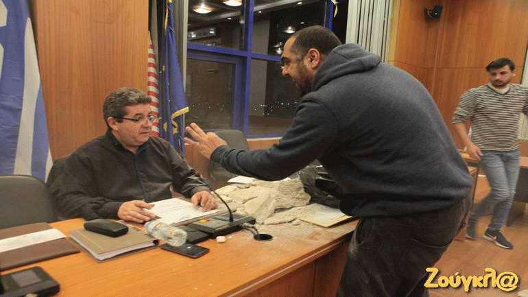 Ένταση στο Δημοτικό Συμβούλιο Αχαρνών – Γονείς καταγγέλλουν προβλήματα σε σχολικές μονάδες