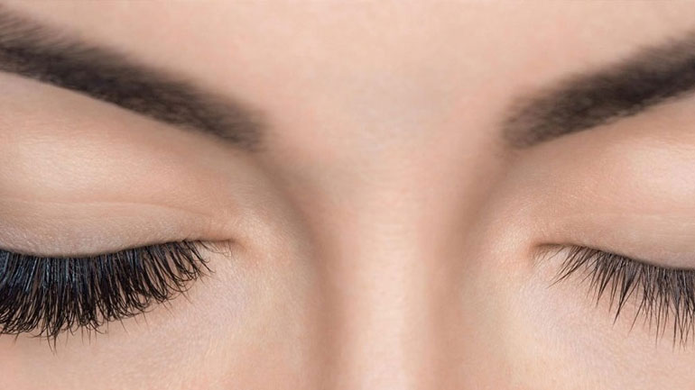 Το tip για να φαίνονται οι βλεφαρίδες μας πιο πυκνές και πλούσιες