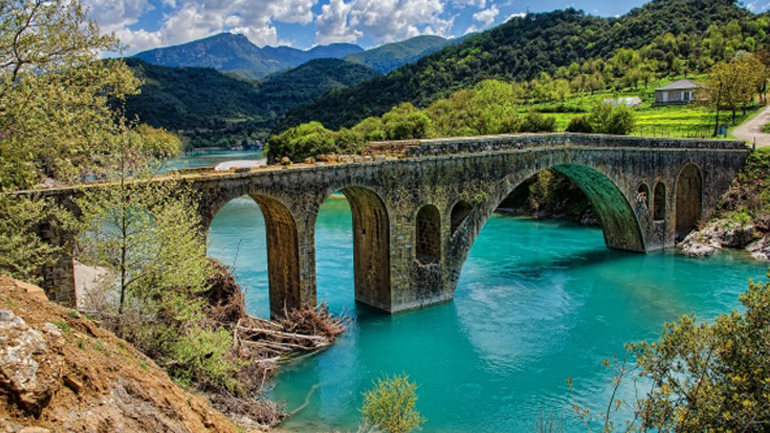 Η διάσωση των ιστορικών πέτρινων γεφυριών της Κοιλάδας του Αχελώου και το άγνωστο μονότοξο γεφύρι «Καμάρα»