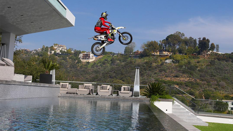 Mε dirt bike στη βίλα του εκατομμυριούχου Dan Bilzerian