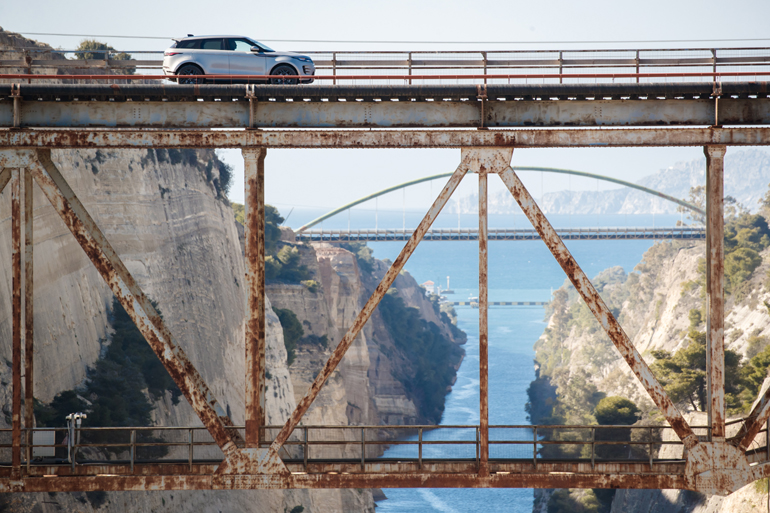 Το Range Rover Evoque πάνω στις ράγες του τρένου στον Ισθμό της Κορίνθου...