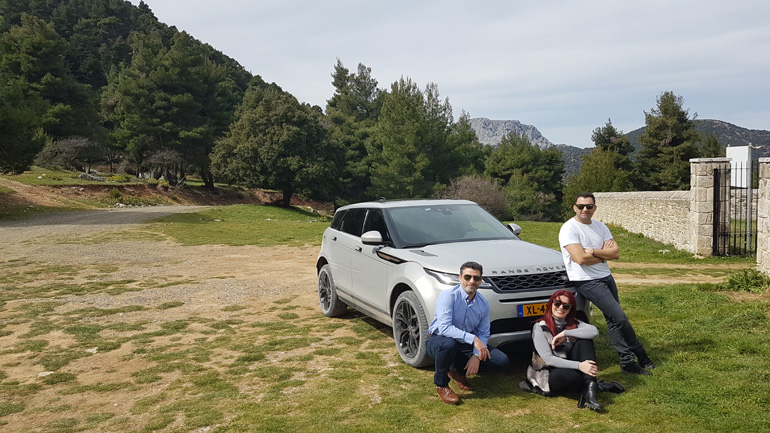 Με το νέο Range Rover Evoque, τη διευθύντρια Marketing και PR Αγγέλα Μπιτσάνη και τον Γιάννη Λημναίο από το gocar.gr