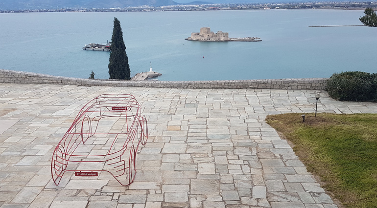 Το σιδερένιο ομοίωμα του Evoque με φόντο το Μπούρτζι (Ναύπλιο)