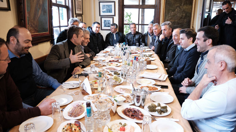 Συναντήσεις Μητσοτάκη με ποτοπαραγωγούς, ψαράδες, ελαιοπαραγωγούς και κτηνοτρόφους στη Λέσβο