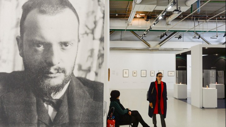 Οι καλλιτέχνες γίνονται διάσημοι μέσω φίλων