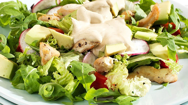 Σαλάτα ρόκα με κοτόπουλο και αβοκάντο