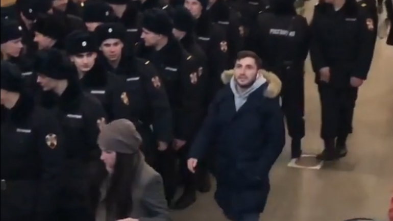 Του έπεσε το όπλο μπροστά στους αστυνομικούς