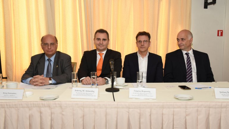 Aπό αριστερά προς τα δεξιά οι κ.κ. Φώτης Πατσουράκoς, Α’ Αντιπρόεδρος του Ιατρικού Συλλόγου Αθηνών, Ιωάννης Μ. Ασλανίδης, Πρόεδρος του Ελληνικού Κολλεγίου Οφθαλμολογίας και Καθηγητής του Πανεπιστημίου Weill-Cornell των Ηνωμένων Πολιτειών και του Πανεπιστημίου Wenzhou της Κίνας, Γιώργος Κυμιωνής, Καθηγητής Οφθαλμολογίας του νοσοκομείου Jules Gonin της Ελβετίας και Καθηγητής Οφθαλμολογίας του Καποδιστριακού Πανεπιστημίου Αθηνών, Στέλιος Σμυρνάκης, Αναπληρωτής Καθηγητής Νευρολογίας του Πανεπιστημίου Harvard.