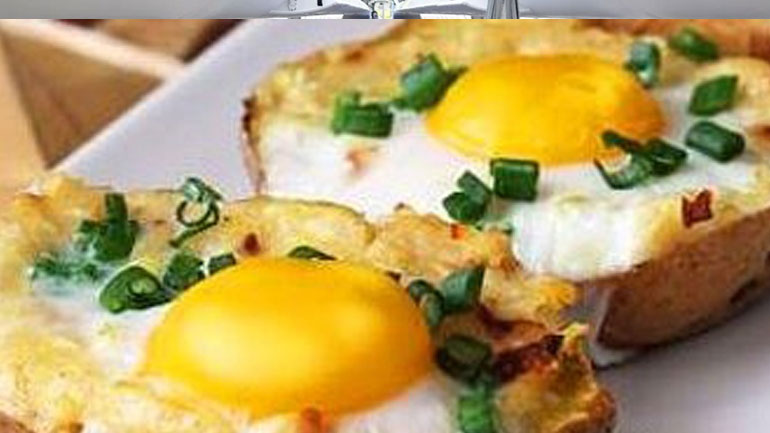 Πατάτες γεμιστές με αβγό και μπέικον