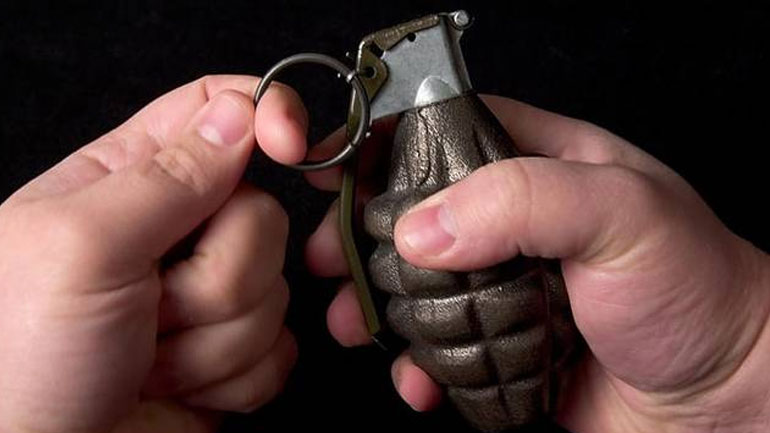 Με το χέρι στην περόνη