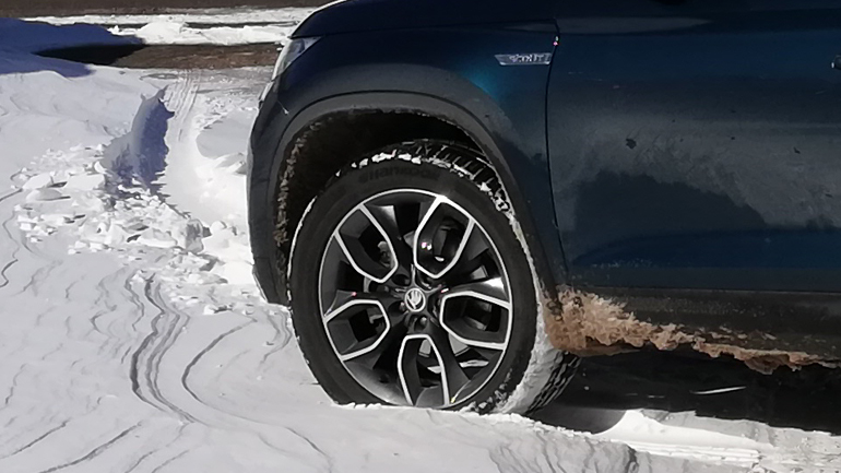 Παρά τα ασφάλτινα ελαστικά βρίσκει πρόσφυση στο χιόνι 