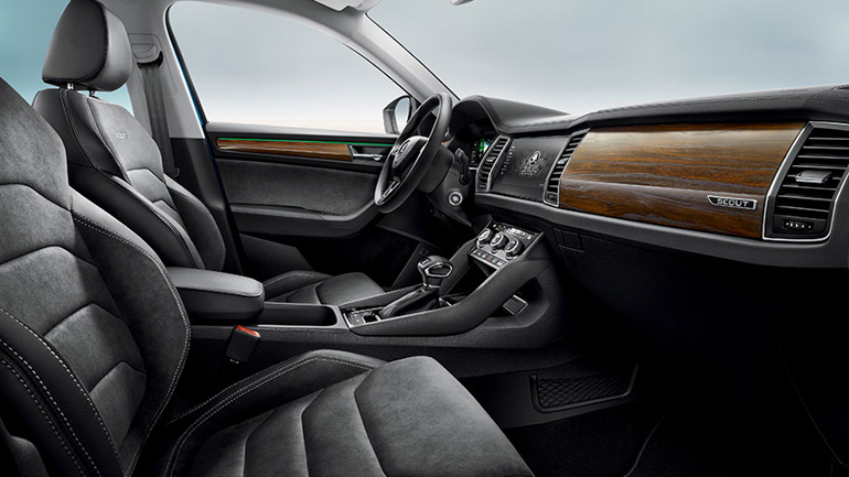 Υψηλή ποιότητα κατασκευής, με άνετα καθίσματα και ξύλινες επενδύσεις